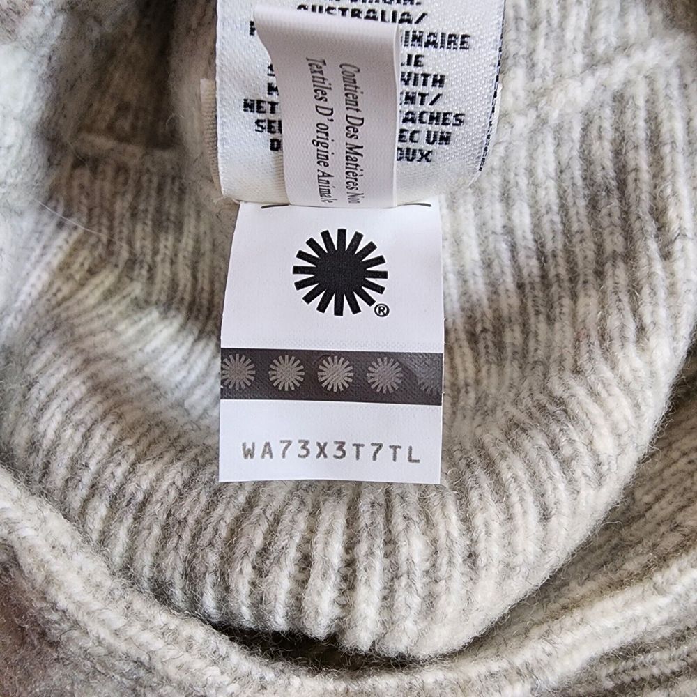 UGG 18760 Womens OS Cozy Knit Beret W/ Pom Light Grey White Ivory Body Very Soft - Picture 3 of 6